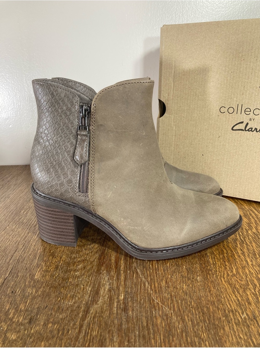 NWB Clarks Scene Zip Ankle Boot Women’s Size 6.5M Dk Taupe